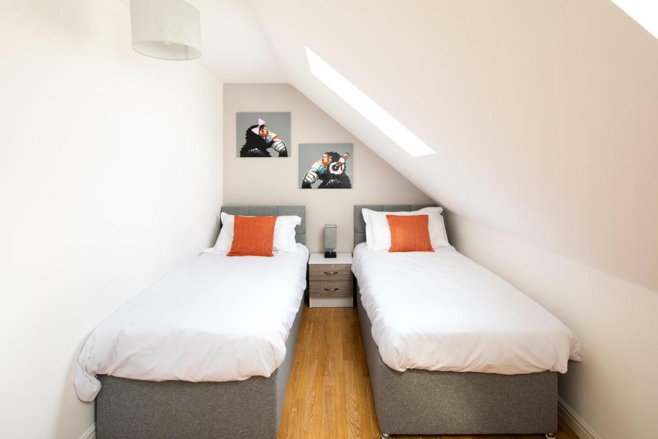 Modern And Spacious Home From Home 1 Mile From M1 - With Netflix, Prime Video, Ps5, Free Parking, Superfast Wifi, Bbq - Sleeps 11 - By Brightleap Apartments Милтон-Кейнс Экстерьер фото