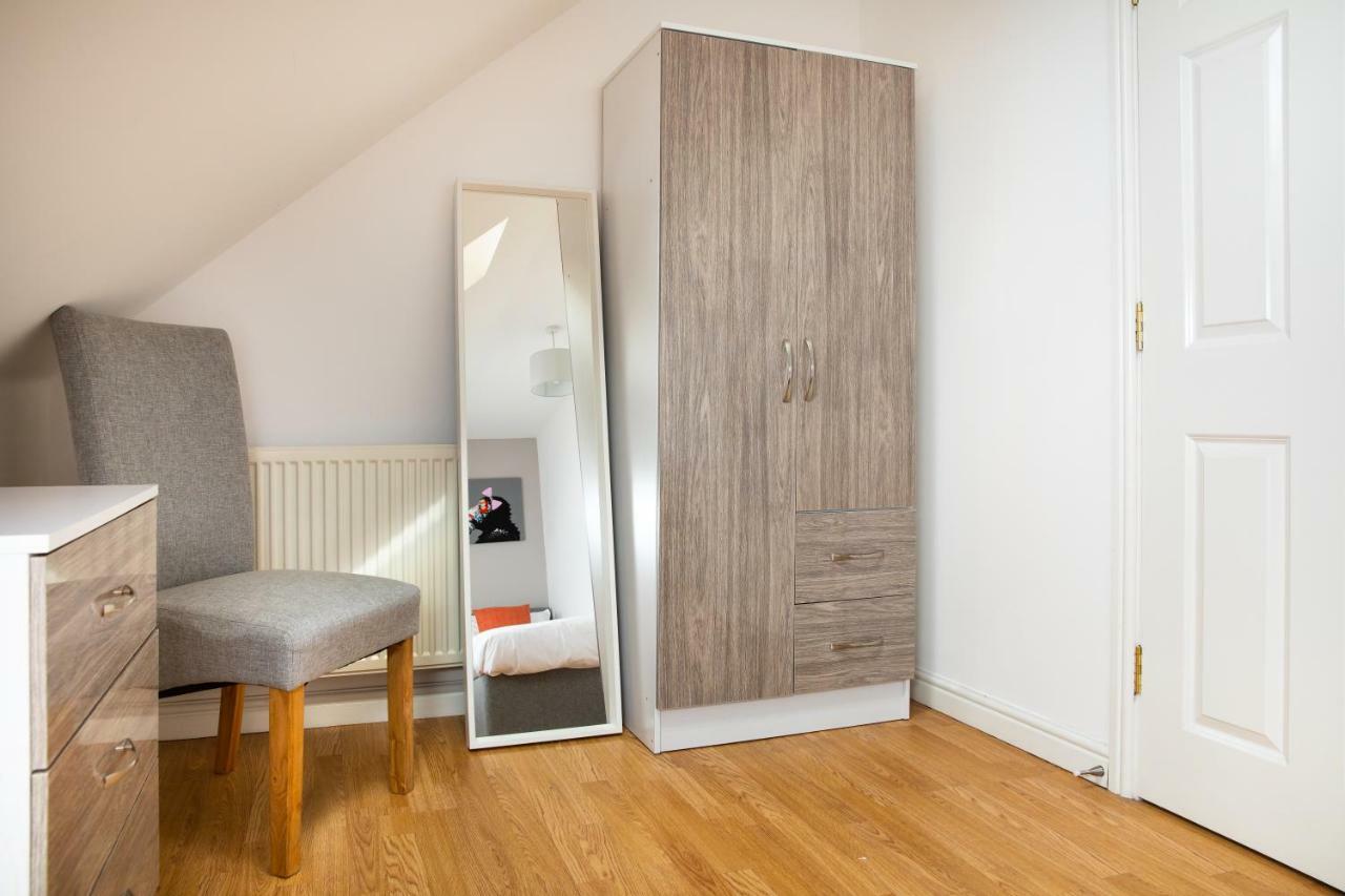 Modern And Spacious Home From Home 1 Mile From M1 - With Netflix, Prime Video, Ps5, Free Parking, Superfast Wifi, Bbq - Sleeps 11 - By Brightleap Apartments Милтон-Кейнс Экстерьер фото