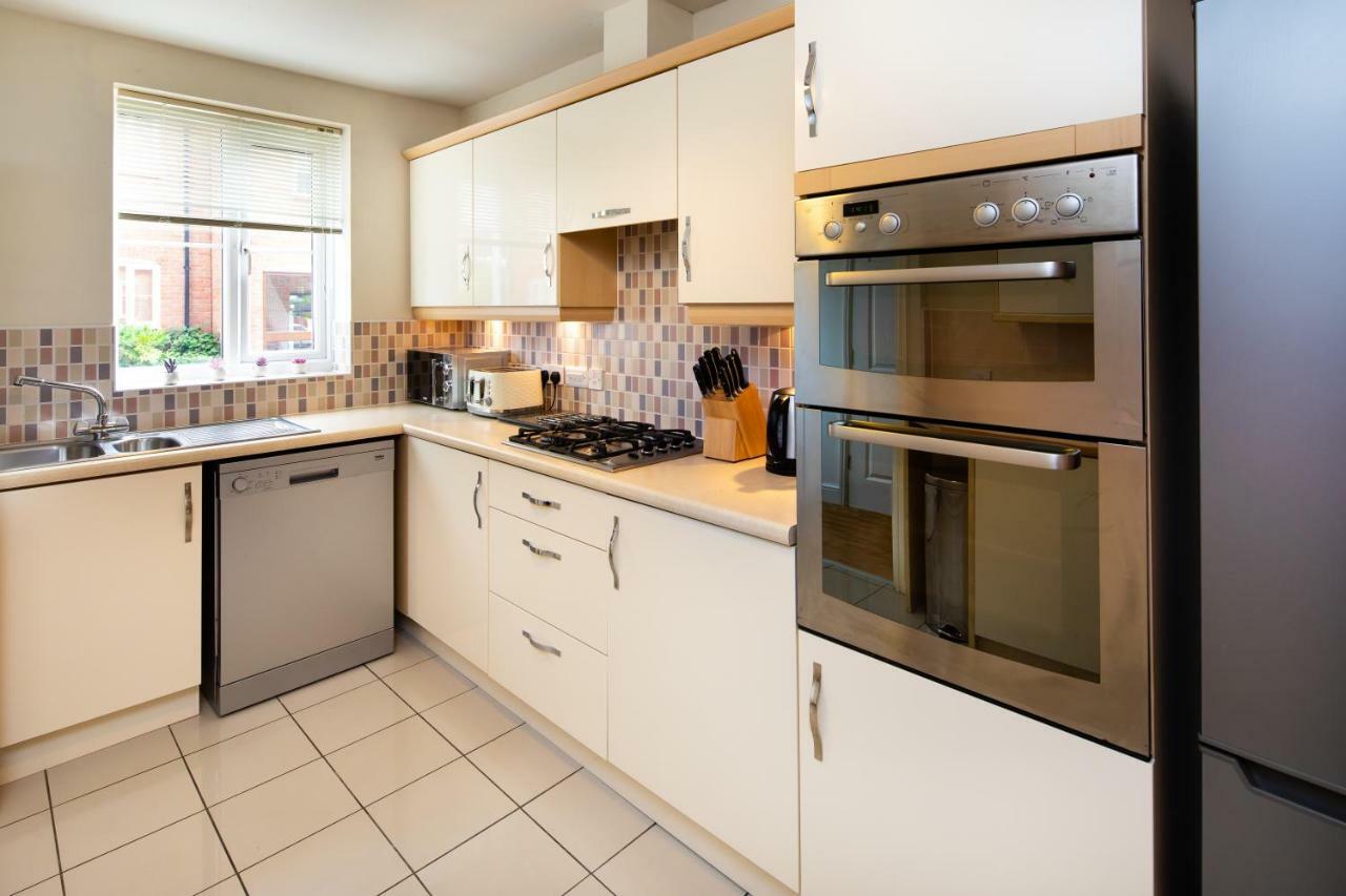Modern And Spacious Home From Home 1 Mile From M1 - With Netflix, Prime Video, Ps5, Free Parking, Superfast Wifi, Bbq - Sleeps 11 - By Brightleap Apartments Милтон-Кейнс Экстерьер фото